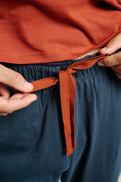 13011044-3-pijama-largo-hombre-detalles-contrastados